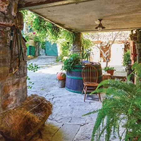2 Bedroom Cozy In Počitniška hiša Smarje (Koper)